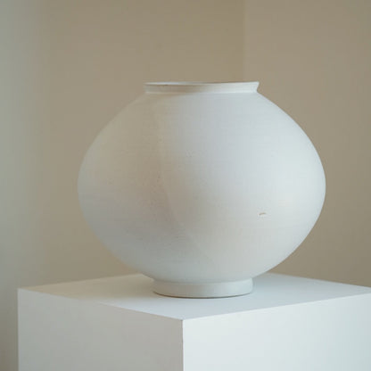Moon Jar (달을 빚은 질그릇) No.4
